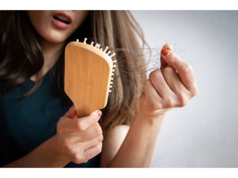 Caduta temporanea dei capelli in autunno e primavera: cosa succede davvero e come difendersi