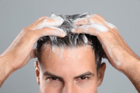 Come fermare la caduta temporanea dei capelli: la routine di cura del capello in 3 step