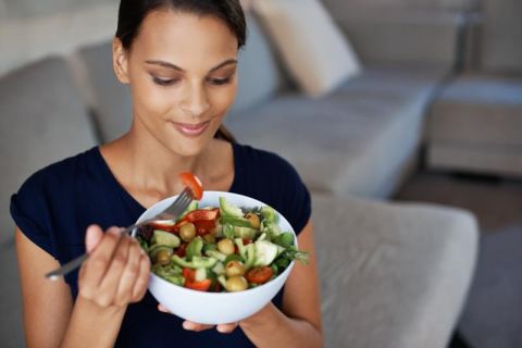 Stress e alimentazione: come influiscono sulla salute dei tuoi capelli
