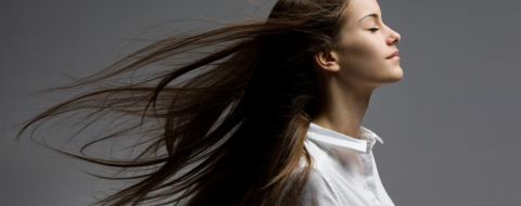 Protocollo anticaduta e stile di vita: l’alleanza vincente per capelli più forti